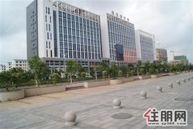 钦州成熟商业区，成熟高档写字楼入住率85％以上，位于市中心的钦江三桥桥头，周边有
