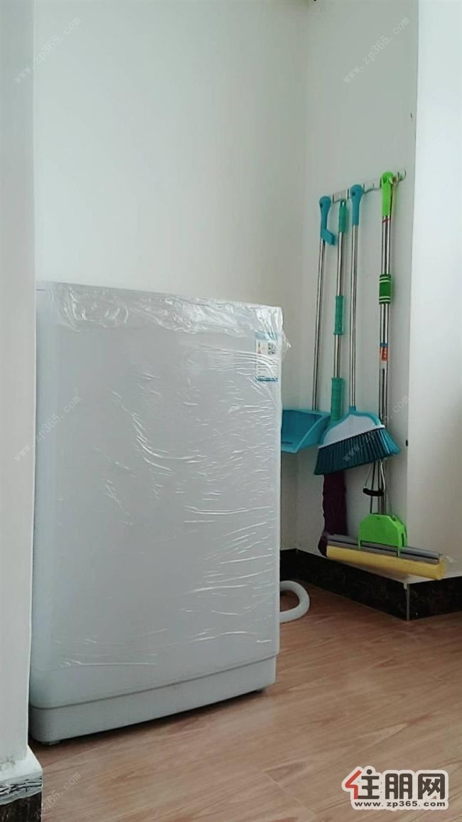 中央广场,***房,全新家具家电齐全,首租,有钥匙随时可以看房,免费WiFi