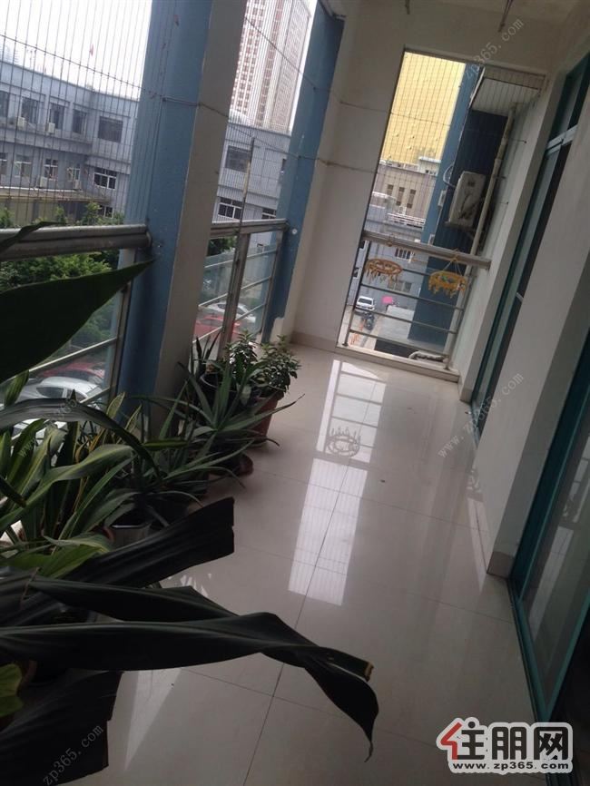 配套齐全,龙脉华庭1900元3室2厅2卫***修急租!