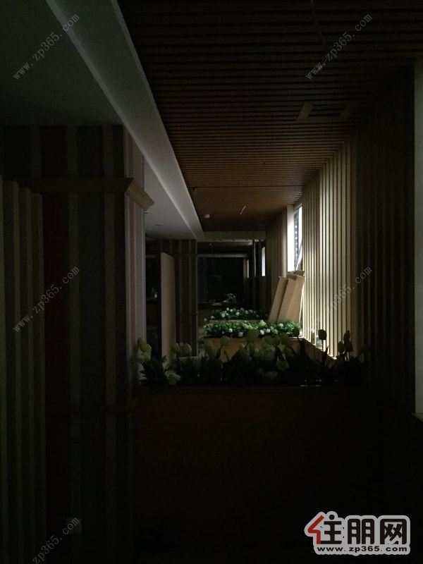 临街底商848.59平米,业主稳定出租商