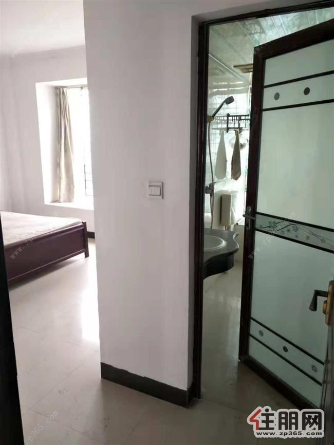 凤凰街肯德基旁,3房2厅2卫,巨星商都家电家具齐全,拎包入住