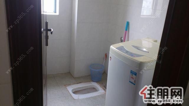 长湖景苑4室2厅配置齐全带车位仅3800