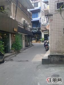 城中区,金鱼巷私房出租200平一层,共3层。