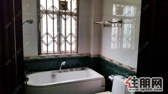 柳州市柳北区3室2厅128平米精装修押二