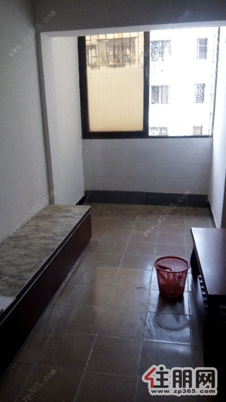 铜鼓新苑1700元4室2厅2卫普通