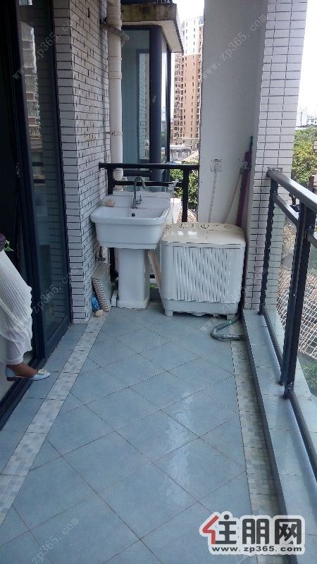 海辰国际1800元2室1厅1卫普通