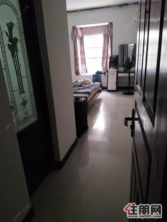 出租广场丽园中装四房两厅两卫,家具家电齐全,季度付压2000