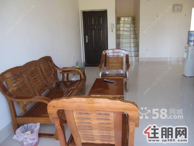 东环路体育中心对面3室2厅151平米中等