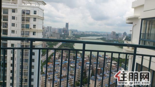 长湖景苑4室2厅配置齐全带车位仅3800