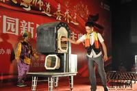 9月9日，“迎中秋 尊师道 喜乔迁”大型晚会，现场魔术表演。