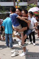 爸爸的力气真大 扛着我们两个都没事