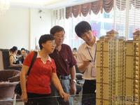 置业顾问细心讲解