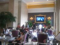 售楼部内已聚集不少预约客户