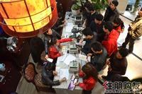 客户正在排队交钱和办理手续
