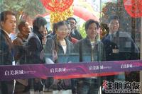 售楼部门口等候进场选房的购房者