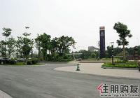 邕江明珠沿街商铺旁的明珠广场