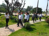 10月20日 考察团观看园林