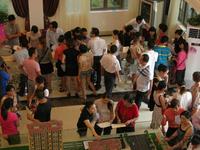 9月18日,首次开盘,现场购房者络绎不绝。
