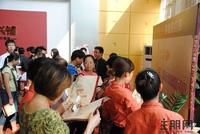 客户对着销控表认真地选铺(9.17)