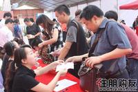 签到处的工作人员在忙碌