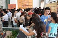售楼部放眼望去都是人潮