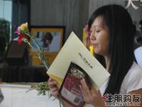 母亲节的礼品:康乃馨和巧克力