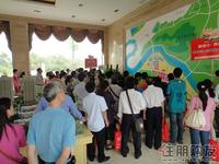 置业顾问为网友介绍碧水天和区位优势
