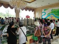 看房团网友把碧水天和沙盘围得严严实实