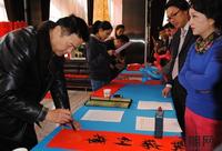12.24 周鹰（左）现场写对联