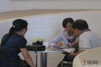 9.3新品预约 置业顾问在介绍产品