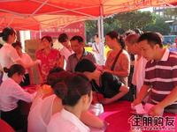 众多客户前来参加活动