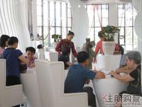 参观完毕的客户在填写意见表