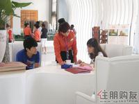 置业顾问耐心想客户讲解