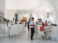 售楼中心迎来一批又一批前来参观的客户