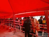 排起长龙等待进场选房(1.15)
