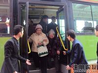 全盛商业广场廖总亲自迎接老人们下车