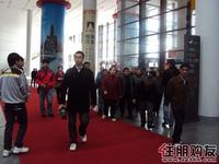 进入大厅,走向江南水街展位