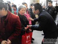 亲自将慰问品一一送至老人手中