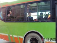 老人们挥别工作人员,快乐返程