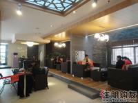 购房者正在办理认购手续