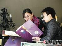 住朋购友看房团网友正在研究楼书