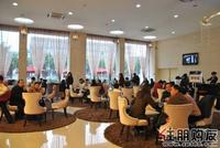 签约区也是坐满了购房者