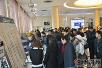 销售中心人潮拥挤