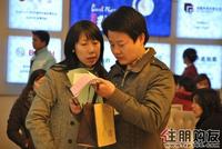 已经签好购房合约的业主也认真核对信息