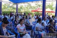 等待开盘的购房者