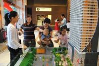 投资者在沙盘前了解房源(9.3)