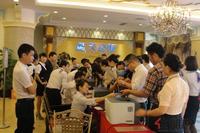 选房现场挤满了购房者(9.4)