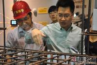 2011-7-9 工作人员讲解工程技术