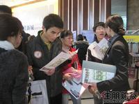 网友正在认真研究户型图