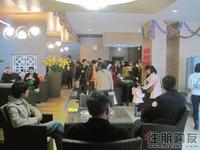 售楼部内人头攒动